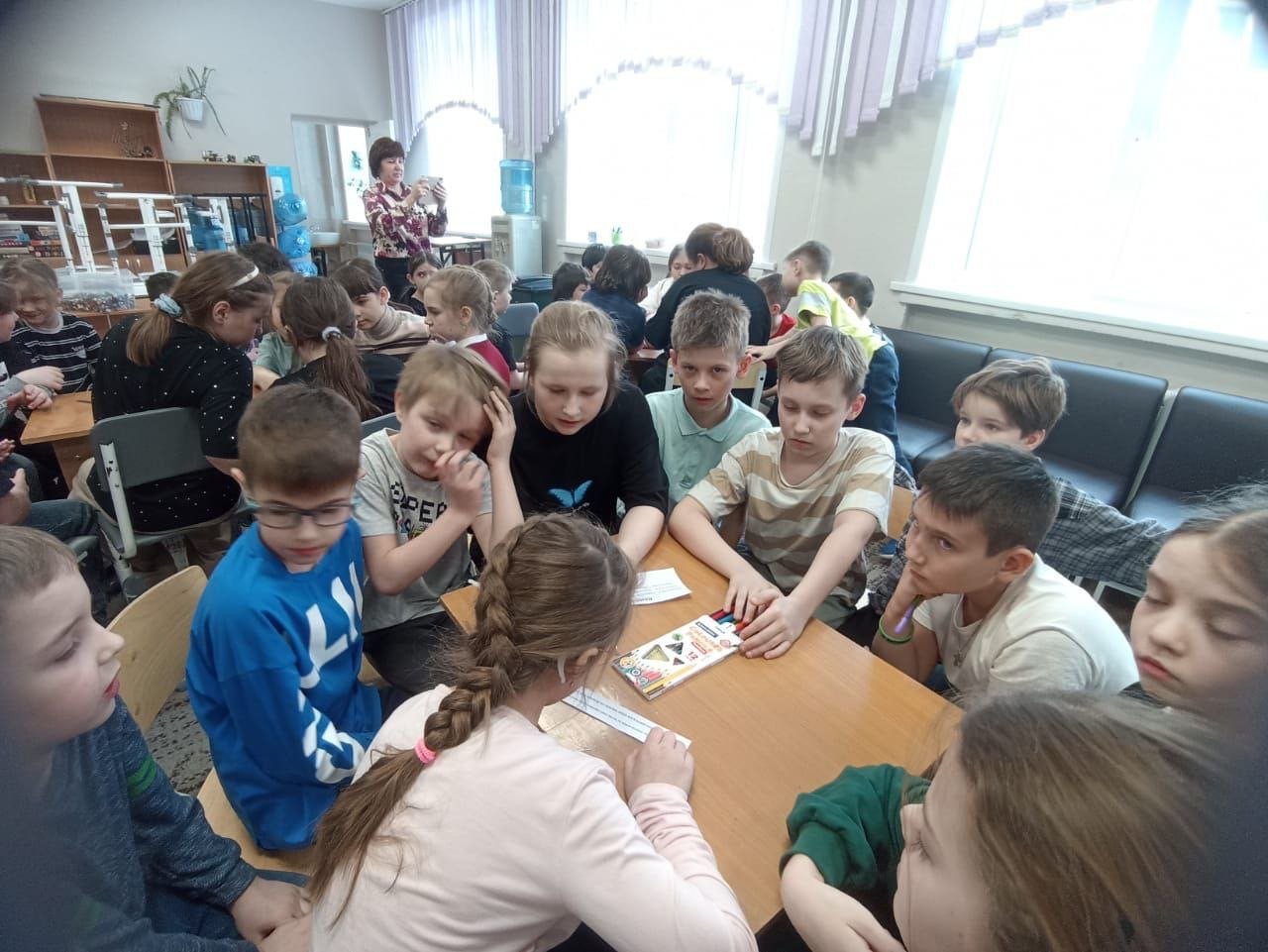 Ученики школы Веритас участвуют в игре Funny English