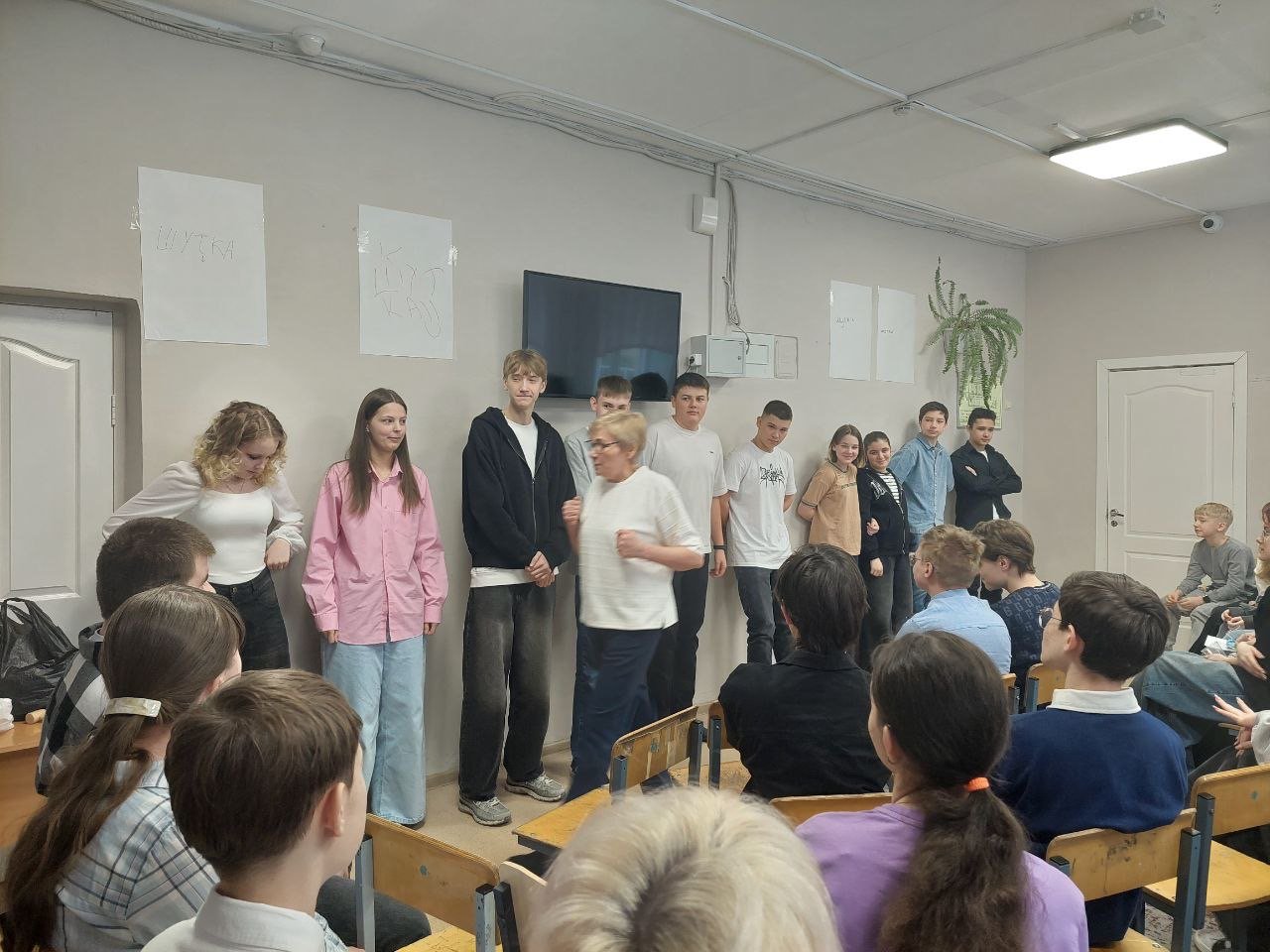 Ученики частной школы Веритас выполняют весёлые задания на 1 апреля — День смеха в Новосибирске