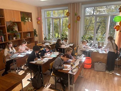 Современный школьный урок в частной школе Веритас Новосибирск: учитель и ученики, активное участие, обучение с интересом.